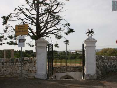 Il cancello d�ingresso della chiesa dello Spirito Santo � delimitato da due colonnine in pietra bianca. Superato il varco si scendono subito alcuni gradini...